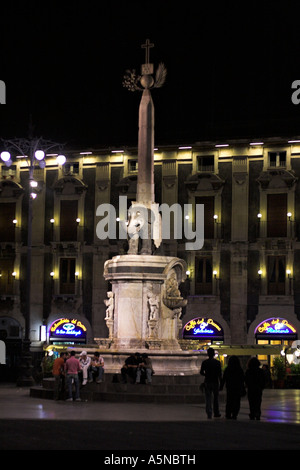 Liotro l'éléphant mascotte : Une soirée sur le Liotro ou statue fontaine de l'éléphant de la Piazza Duomo Banque D'Images