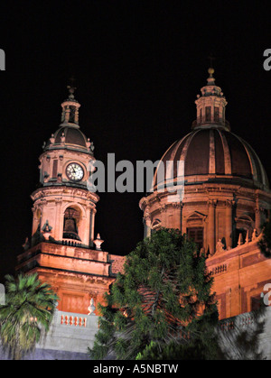 Tower et Dome de nuit : vue de la tour et le dôme de la cathédrale Duomo de Sant Agata à Catane Banque D'Images