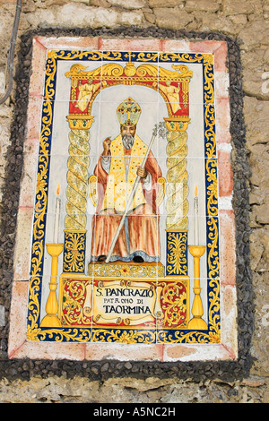 Patron doré:une mosaïque incrustée d'or de San Pancrazio Taormina's saint patron orne une rue arrière wall Banque D'Images