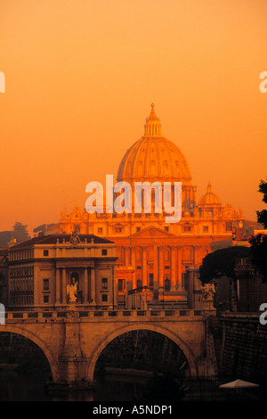 Basilique St Pierre sur le Tibre à Rome Lazio Italie au crépuscule Banque D'Images