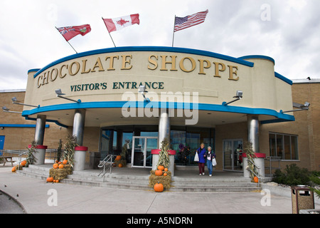 Boutiques de chocolat. Deux femmes laden shopping bags in part quitter l'usine Hershey Chocolate Shoppe Banque D'Images