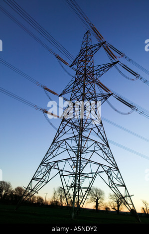 Un pylône de l'électricité du réseau électrique national au pays de Galles au coucher du soleil Banque D'Images