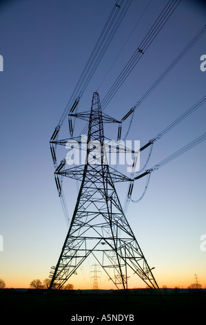 Un pylône de l'électricité du réseau électrique national au pays de Galles au coucher du soleil Banque D'Images