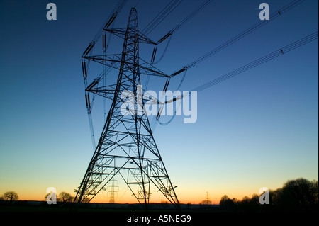 Un pylône de l'électricité du réseau électrique national au pays de Galles au coucher du soleil Banque D'Images