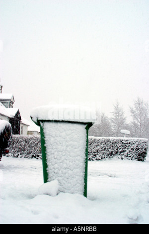 Wheelie bin dans la neige Banque D'Images