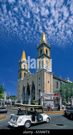 Cathédrale, open air taxi, à Plaza Principal, Mazatlan, Mexique Banque D'Images