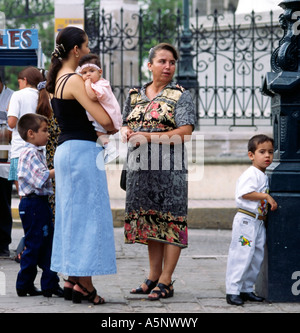 Les femmes et enfants à la Plaza Principal, Vieux Mazatlan de Mazatlán, Mexique Banque D'Images