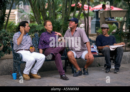 Les hommes sur banc de parc, Plaza Principal, Vieux Mazatlan de Mazatlán, Mexique Banque D'Images