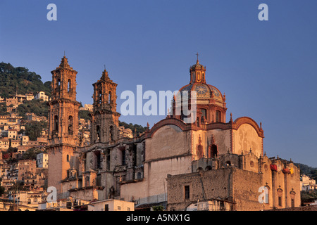 Église de Santa Prisca, conçu par Miguel Custodio Duran, au lever du soleil, vue de la Calle Santa Ana, Taxco, Mexique Banque D'Images