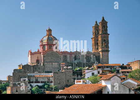 Église de Santa Prisca, conçu par Miguel Custodio Duran, vue de la rue Calle Benito Juarez, Taxco, Mexique Banque D'Images