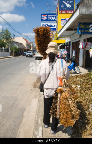 Aucun risque pour les oiseaux d'Asie plumeau ou commerçant vendeur de rue vendant des produits faits maison dans la province de Krabi, Thaïlande du Sud, Asie Banque D'Images
