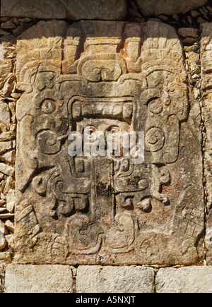 Sculpter à Plataforma de Vénus, ruines toltèques maya à Chichen Itza, Yucatan, Mexique Banque D'Images