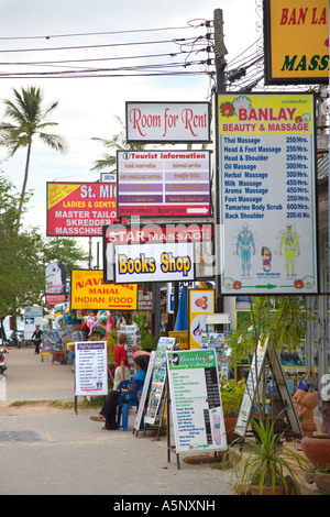 Boutique pour touristes étrangers les panneaux publicitaires pour des biens, marchandises, aliments et services dans Ao Nang, province de Krabi Thailande Asie Banque D'Images