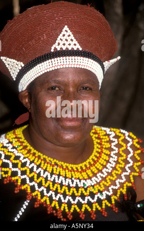 Tête et épaules vertical format portrait of mature femme zoulou traditionnel au Natal Afrique du Sud Banque D'Images