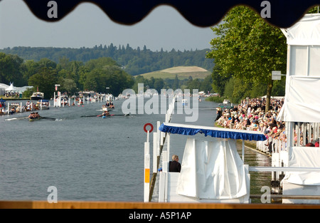 Eights se déroulant sur le parcours de la régate royale de Henley en juillet sur la Tamise, Henley-on-Thames, Angleterre, Royaume-Uni Banque D'Images