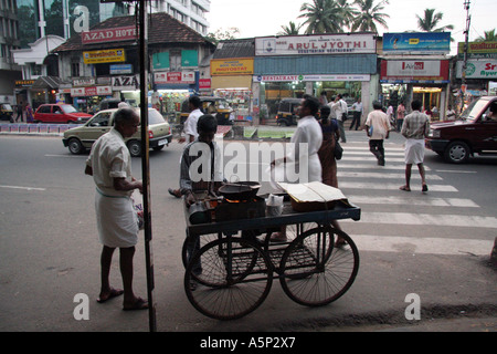 La rue Young vendeur vendeur d'arachides Noix sur le mahatma Gandhi Road, Trivandrum, Kerala, Inde Banque D'Images