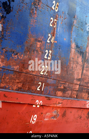 Numéros sur le côté d'un navire de la ligne de référence. Banque D'Images