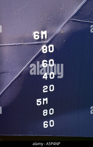 Numéros sur le côté d'un navire de la ligne de référence. Banque D'Images