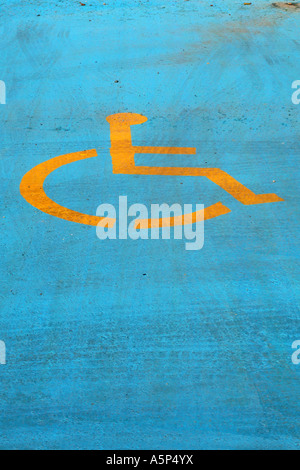 Zone de stationnement pour personnes handicapées où le symbole international est peint sur le sol. Banque D'Images