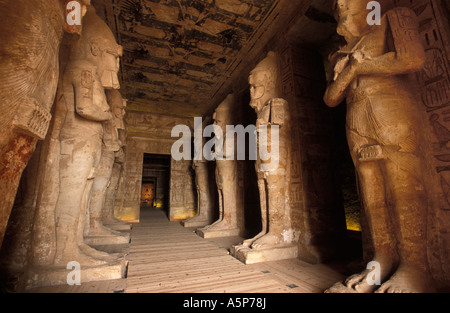Abu Simbel, l'intérieur du temple principal avec Osiris 8 piliers avec des fonctionnalités de Ramsès II, l'Égypte Banque D'Images
