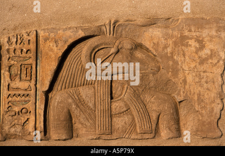 Bas-relief du dieu Khnoum à tête de bélier, Ruines de Yebu sur l'île Eléphantine, Assouan, Egypte Banque D'Images