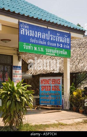 Café Internet et services informatiques boutique et magasin général de la ville de Krabi en bordure de la province, le sud de la Thaïlande Banque D'Images