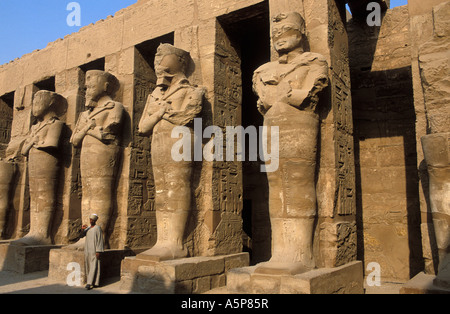 Temple de Karnak, Osiris piliers dans la cour du temple de Ramsès III, Luxor, Egypte Banque D'Images