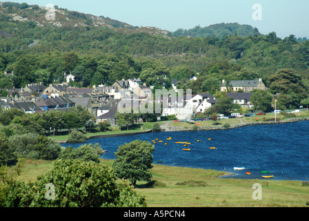 Llyn Padarn moraine glaciaire formé un barrage sur le lac avec quelques Llanberis logement en campagne dans le Parc National de Snowdonia Gwynedd North Wales UK Banque D'Images