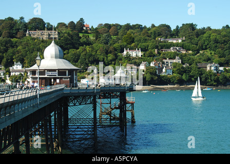 Garth Pier Bangor structure métallique avec plateau chambres sur le détroit de Menai, Pier Head et l'île d'Anglesey au-delà Banque D'Images