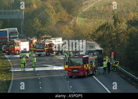 Vue aérienne autoroute M25 services d'urgence en cas d'incendie de camion avec files d'attente Essex Angleterre Royaume-Uni Banque D'Images