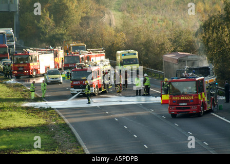 Autoroute M25 services d'urgence participant à camion incendie avec les files d'attente de trafic Banque D'Images