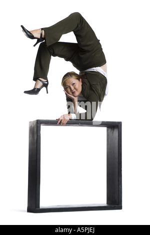 Female contortionist businesswoman en dehors de la boîte Banque D'Images