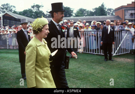 Queen Elizabeth II deuxième à Royal Ascot courses hippiques Berkshire vers 1980s 80s Angleterre HOMER SYKES Banque D'Images