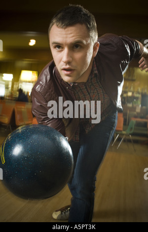 Jeune homme dans un bowling bowling Banque D'Images