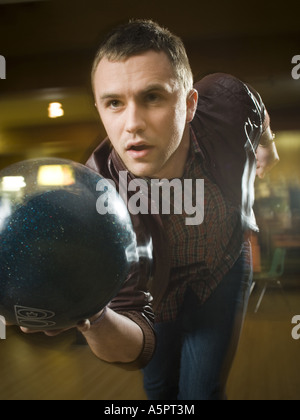 Jeune homme dans un bowling bowling Banque D'Images