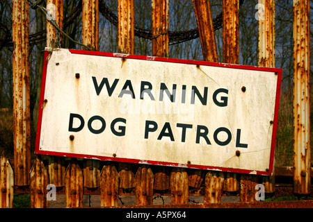 Chien d'alerte signe de patrouille près de Eshott sur l'autoroute a1 Le Northumberland Royaume-Uni Grande-Bretagne Angleterre UK Banque D'Images