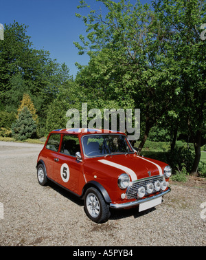 Austin Mini Rouge depuis les années 70, avec des rayures et un capot projecteurs union jack flag peint sur le toit Banque D'Images