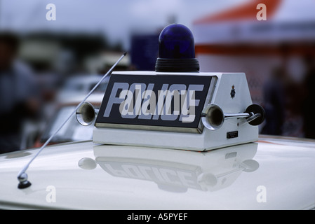 La police Vintage signe et sirènes sur le toit d'une années 1950 Austin Mini car Banque D'Images