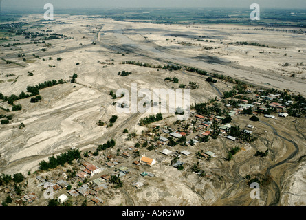 La catastrophe du mont Pinatubo FÉVRIER 1991 VUE AÉRIENNE DE LA VILLE DE SANTA RITA PAMPANGA PROVINCE en partie submergé et habitées par des Banque D'Images