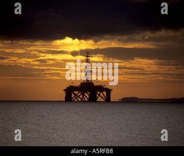 Plate-forme pétrolière semi submersible sunrise Firth of Forth en Écosse Banque D'Images