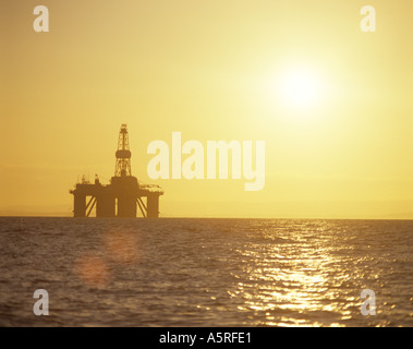 Plate-forme pétrolière semi submersible sunrise Firth of Forth en Écosse Banque D'Images