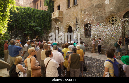 Le tourisme de masse Juliets Balcon Vérone Vénétie Italie Banque D'Images