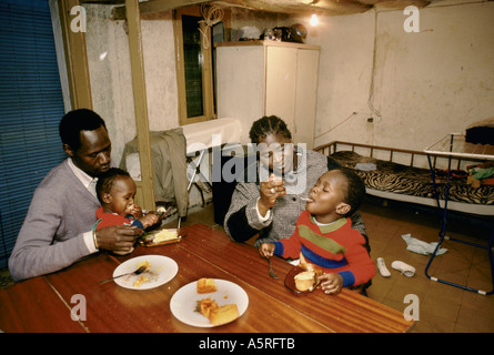 Les immigrants illégaux SAIKU SERBA DARBO À PARTIR DE LA GAMBIE AVEC ENFANTS NÉS EN Lérida en Catalogne en train de dîner dans leur appartement à Barcelone Banque D'Images