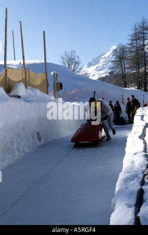 Bob à deux avec élan sur l'Olympic Bob fonctionner à Saint-Moritz, Grisons, Suisse Banque D'Images