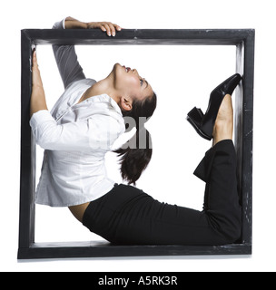 Female contortionist businesswoman à l'intérieur de la boîte Banque D'Images