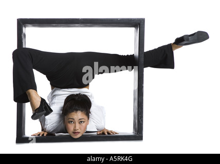 Female contortionist businesswoman à l'intérieur de la boîte Banque D'Images