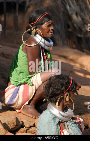 Gadaba primitive femmes portant des bijoux traditionnels dans leur village isolé dans le sud de l'Inde Orissa Koraput Banque D'Images