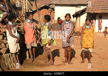 Gadaba primitive femmes portant des bijoux traditionnels dans leur village isolé dans le sud de l'Inde Orissa Koraput Banque D'Images