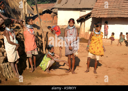 Gadaba primitive femmes portant des bijoux traditionnels dans leur village isolé dans le sud de l'Inde Orissa Koraput Banque D'Images