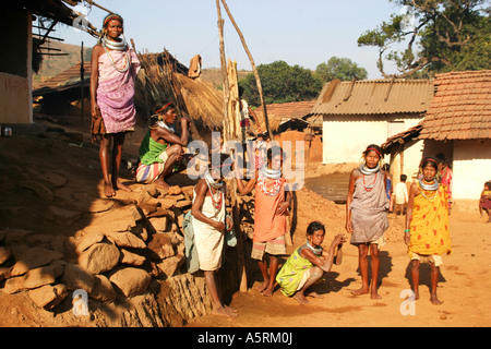 Gadaba primitive femmes portant des bijoux traditionnels dans leur village isolé dans le sud de l'Inde Orissa Koraput Banque D'Images